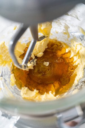 Téléchargez les photos : Mélange d'ingrédients dans un mélangeur de stand de cuisine pour cuire des biscuits aux noix de raisin à l'avoine molle. - en image libre de droit