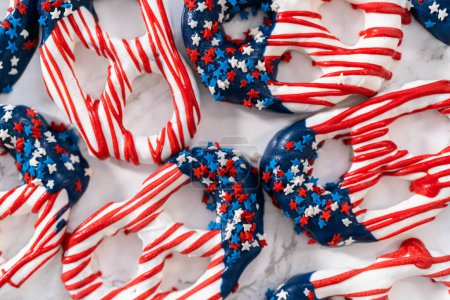 Téléchargez les photos : American flag. Red, white, and blue chocolate-covered pretzel twists. - en image libre de droit