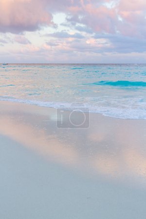 Foto de Puesta de sol sobre la playa en el Mar Caribe
. - Imagen libre de derechos