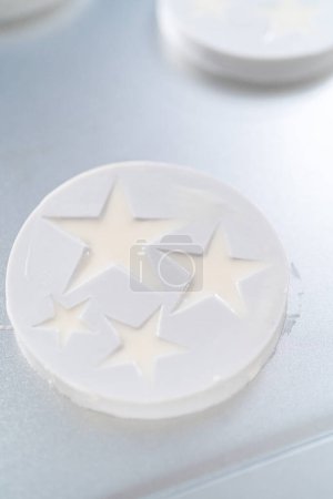 Téléchargez les photos : Étoiles de chocolat blanc dans un moule en silicone. - en image libre de droit