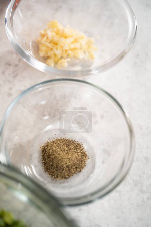 Téléchargez les photos : Ingrédients mesurés dans des bols à mélanger en verre pour faire de la soupe aux pois cassés. - en image libre de droit