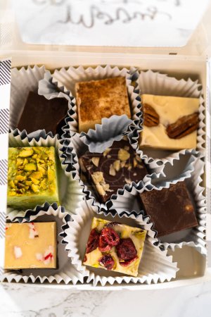 Foto de Embalaje de una variedad casera de caramelo para regalos de comida navideña en cajas de lata. - Imagen libre de derechos