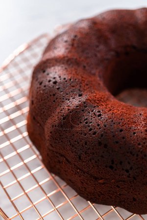 Foto de Enfriamiento pastel de terciopelo rojo recién horneado en un mostrador de cocina. - Imagen libre de derechos