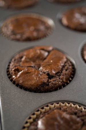 Foto de Enfriamiento recién horneado pastelitos de menta de chocolate en un mostrador de cocina. - Imagen libre de derechos