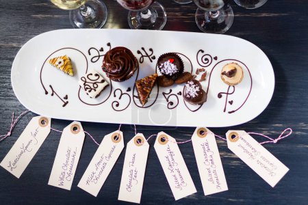 Téléchargez les photos : Dégustation de vins et pâtisseries au chocolat
. - en image libre de droit