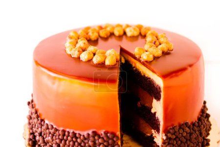 Foto de Chocolate GOurmet, avellana y pastel de caramelo sobre fondo blanco
. - Imagen libre de derechos