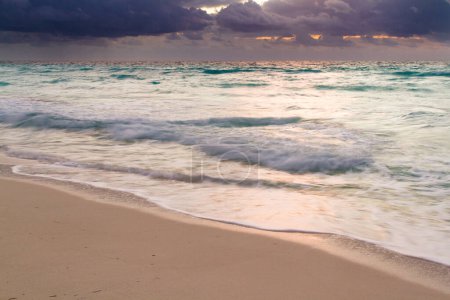 Téléchargez les photos : Lever de soleil sur la plage sur la mer des Caraïbes
. - en image libre de droit