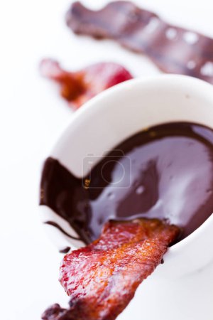Téléchargez les photos : Bacon recouvert de chocolat au sel
. - en image libre de droit