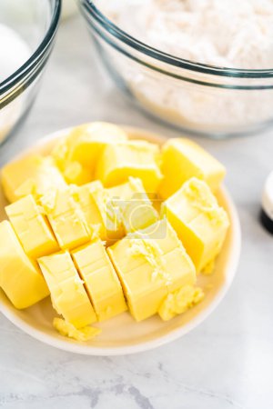 Foto de Ingredientes medidos en cuencos de vidrio para hornear pastel de terciopelo rojo con glaseado de queso crema. - Imagen libre de derechos