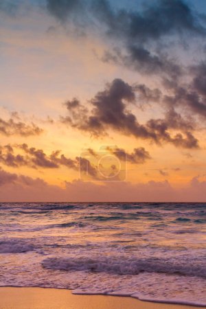 Foto de Salida del sol en la playa del Mar Caribe. - Imagen libre de derechos
