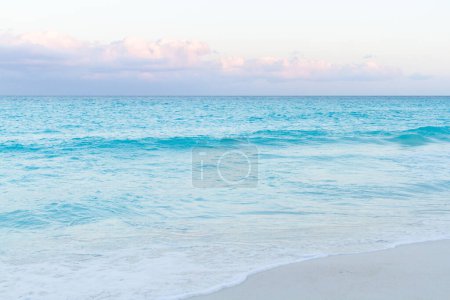 Foto de Puesta de sol sobre la playa en el Mar Caribe
. - Imagen libre de derechos