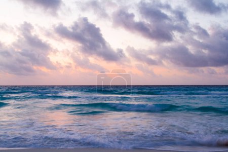 Téléchargez les photos : Lever de soleil sur la plage de la mer des Caraïbes. - en image libre de droit