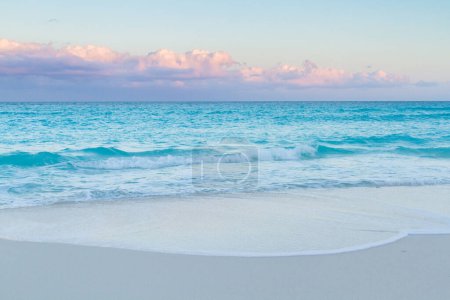 Téléchargez les photos : Coucher de soleil sur la plage sur la mer des Caraïbes
. - en image libre de droit