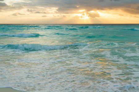 Téléchargez les photos : Lever de soleil sur la plage sur la mer des Caraïbes
. - en image libre de droit