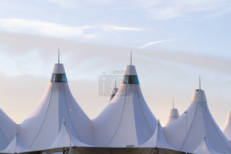 Foto de Tiendas de DIA al amanecer. Aeropuerto Internacional de Denver bien conocido por techo alto. El diseño del techo refleja montañas cubiertas de nieve
. - Imagen libre de derechos