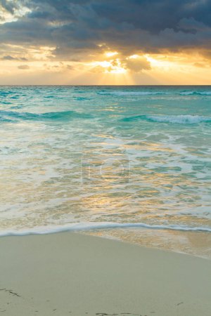 Foto de Salida del sol sobre la playa en el Mar Caribe
. - Imagen libre de derechos
