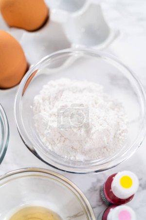 Téléchargez les photos : Ingrédients mesurés dans des bols à mélanger en verre pour cuire des biscuits meringués de Pâques. - en image libre de droit