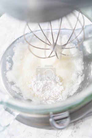 Foto de Mezclar ingredientes en la batidora de cocina para hornear galletas de merengue de Pascua. - Imagen libre de derechos