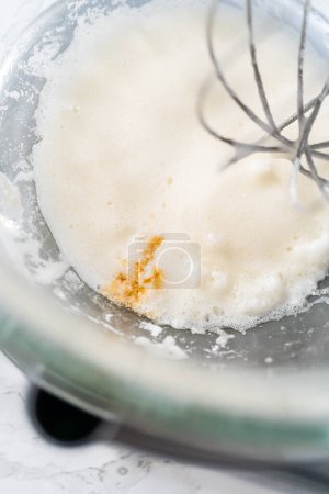 Foto de Mezclar ingredientes en la batidora de cocina para hornear galletas de merengue de Pascua. - Imagen libre de derechos