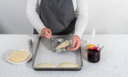 Foto de Relleno de masa de empanada con relleno de pastel de arándanos para hacer empanadas dulces con arándanos. - Imagen libre de derechos