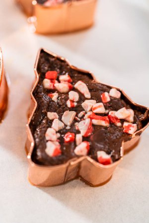 Foto de Cortador de galletas de relleno con mezcla de caramelo para preparar caramelo de menta navideño cortador de galletas. - Imagen libre de derechos