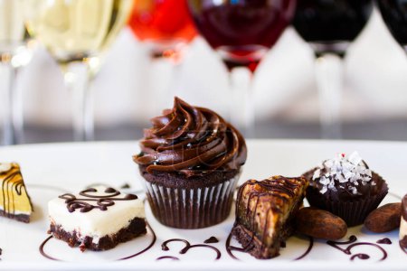 Téléchargez les photos : Dégustation de vins et pâtisseries au chocolat
. - en image libre de droit