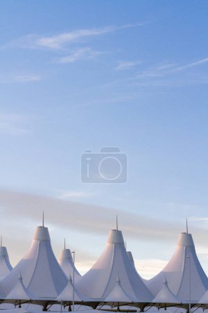 Foto de Tiendas de DIA al amanecer. Aeropuerto Internacional de Denver bien conocido por techo alto. El diseño del techo refleja montañas cubiertas de nieve
. - Imagen libre de derechos