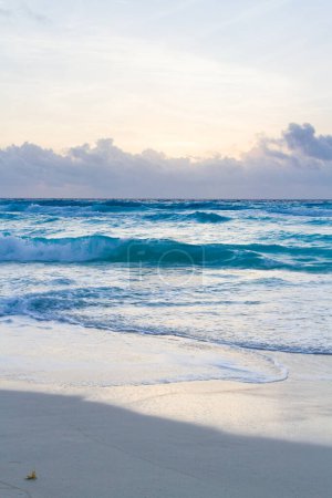 Foto de Salida del sol en la playa del Mar Caribe. - Imagen libre de derechos