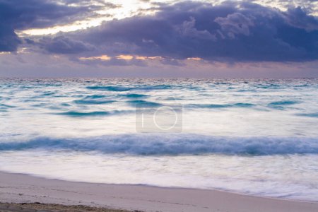 Foto de Salida del sol sobre la playa en el Mar Caribe
. - Imagen libre de derechos
