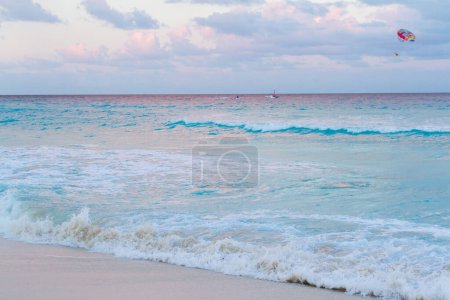 Téléchargez les photos : Coucher de soleil sur la plage sur la mer des Caraïbes
. - en image libre de droit
