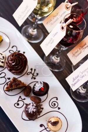 Foto de Degustación de vino y pasteles de chocolate empanada
. - Imagen libre de derechos