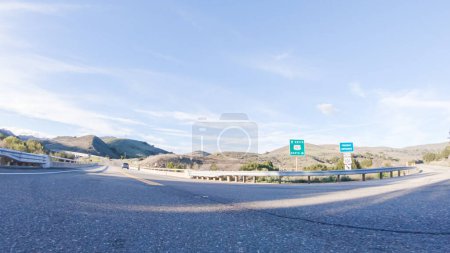 Foto de Disfrute de la belleza de un soleado día de invierno, conduciendo en HWY 1 cerca de Las Cruces, California ofrece impresionantes vistas del pintoresco paisaje costero con un telón de fondo de cielos azules claros. - Imagen libre de derechos