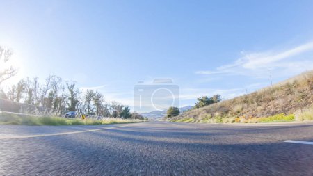 Foto de Durante el día, conducir en HWY 101 cerca de Arroyo Quemada Beach, California, ofrece vistas panorámicas del paisaje costero circundante. - Imagen libre de derechos