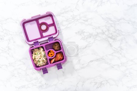 Téléchargez les photos : Pose plate. Boîte à lunch scolaire avec salade de macaronis au poulet et pommes. - en image libre de droit