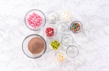 Téléchargez les photos : Ingrédients mesurés dans un bol à mélanger en verre pour préparer des bombes au chocolat chaud. - en image libre de droit