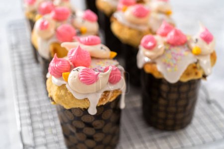 Téléchargez les photos : Décoration mini koulich de pain de Pâques avec saupoudres et biscuits meringue en forme d'oiseau. - en image libre de droit