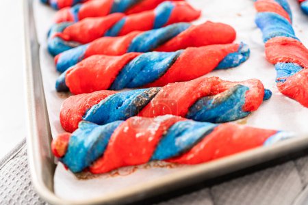 Téléchargez les photos : Refroidissement fraîchement cuit patriotique cannelle torsions sur le comptoir de la cuisine. - en image libre de droit