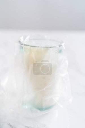 Téléchargez les photos : Transfert de glaçage royal fait maison dans les sacs de tuyauterie pour décorer les biscuits au sucre. - en image libre de droit