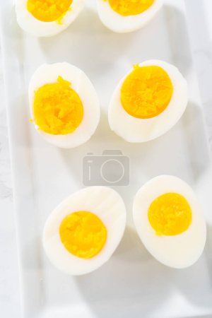 Foto de Huevos duros en rodajas en un plato blanco. - Imagen libre de derechos