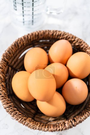Téléchargez les photos : Ingrédients mesurés dans des bols à mélanger en verre pour faire des œufs durs sans écorce. - en image libre de droit