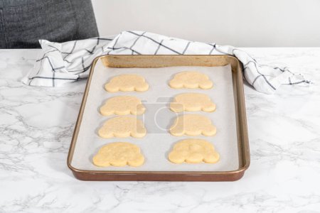 Téléchargez les photos : Freshly baked panda-shaped shortbread cookies on a baking sheet. - en image libre de droit