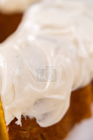 Téléchargez les photos : Trancher le gâteau à la citrouille maison avec glaçage au fromage à la crème. - en image libre de droit