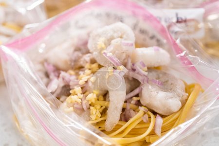 Téléchargez les photos : Emballage maison crevettes congelées préparation de repas scampi dans des sacs refermables en plastique. - en image libre de droit