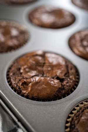Foto de Enfriamiento recién horneado pastelitos de menta de chocolate en un mostrador de cocina. - Imagen libre de derechos
