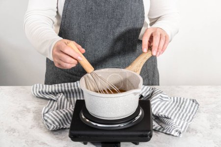 Foto de Cocinar salsa de albóndigas suecas en una olla antiadherente. - Imagen libre de derechos