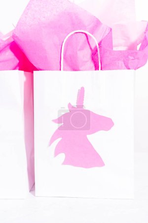 Foto de Unicornio fiesta de cumpleaños bolsas de favor para una fiesta de cumpleaños de niñas pequeñas. - Imagen libre de derechos