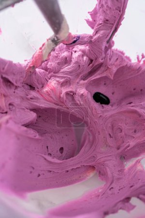Foto de Mezcla de ingredientes en la cocina mezclador eléctrico para hacer ombre rosa crema de mantequilla glaseado. - Imagen libre de derechos