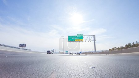 Téléchargez les photos : Las Vegas, Nevada, États-Unis-3 décembre 2022-Embarquement pour un voyage en voiture vers la Californie, traversant Las Vegas sur l'autoroute 15 pendant la journée offre un voyage dynamique et animé à travers la célèbre ville. - en image libre de droit