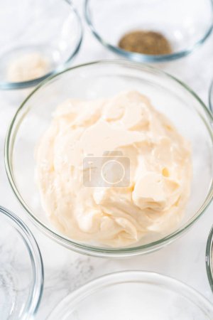 Foto de Ingredientes medidos en cuencos de vidrio para hacer aderezo para ensalada de macarrones con pollo. - Imagen libre de derechos