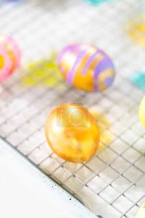 Foto de Huevo de Pascua para colorear. Pintura huevos de Pascua con lustre de oro. - Imagen libre de derechos